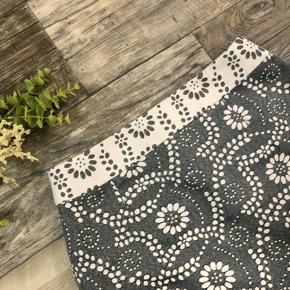 Banana Republic • Pencil Skirt Gray and White